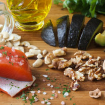 Hälsosam mat, nötter, lax. olivolja och avokado