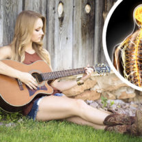 kvinna spelar gitarr och sjunger nervsystemet
