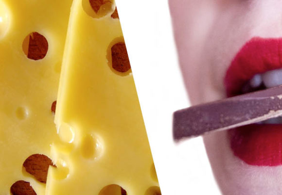 ost och choklad i en kvinnas mun