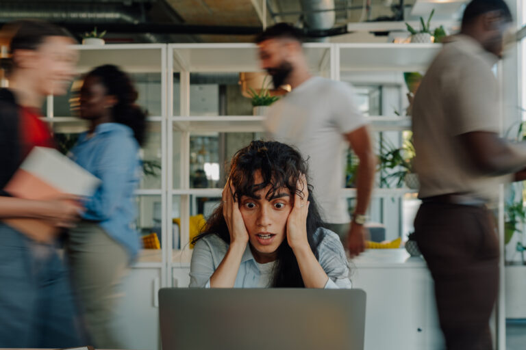 Stressad kvinna i kontorsmiljö