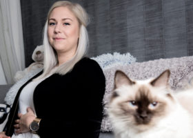 Mathilda Zakrisson med katt