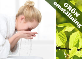 kvinna tvättar ansiktet, gröna blad och orden grön omställning