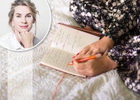 kvinna skriver dagbok i sängen titti holmer