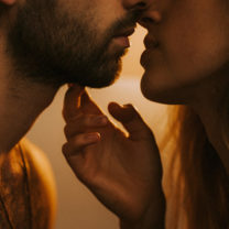 man och kvinna kysser varandra