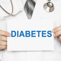 läkare håller skylt där det står diabetes