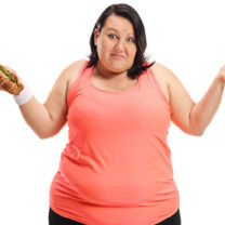 överviktig kvinna med äpple och macka i handen