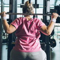 övrrviktig kvinna tränar på gym