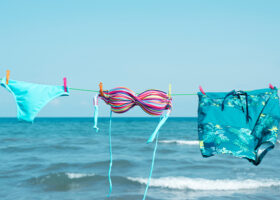 Badkläder torkar på tvättlina vid havet