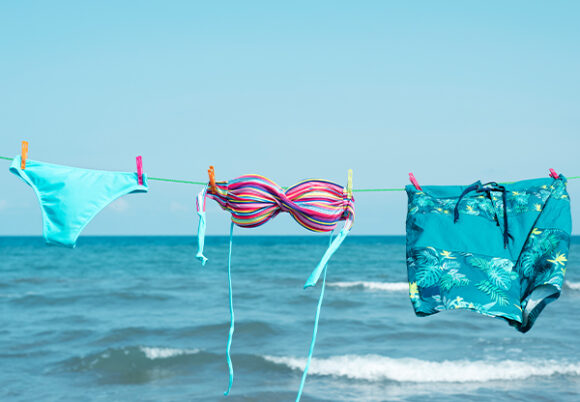 Badkläder torkar på tvättlina vid havet