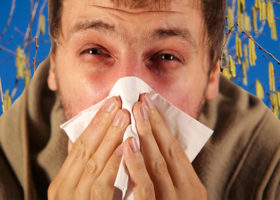 Allergisk man snyter sig