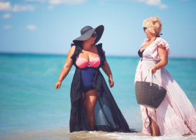 två kvinnor med former vid stranden