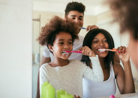 Familj borstar tänderna