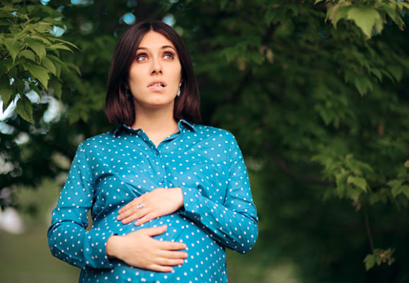 Gravid kvinna funderar