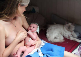 Kvinna med sitt nyfödda barn efter hemförlossning