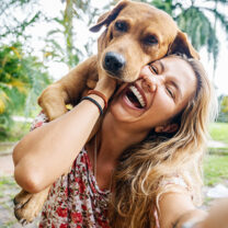 Ung kvinna tar en selfie med sin hund
