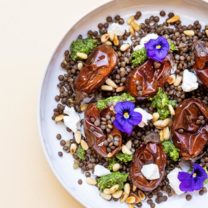 Tallrik med rostad aubergine, linser och ätbara blommor