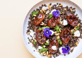 Tallrik med rostad aubergine, linser och ätbara blommor
