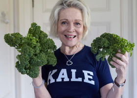 Kocken Marie Butler håller i grönkålsblad