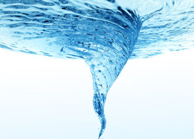 Närbild på en blå vattenvirvel