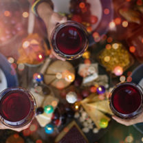 Julbord och höjda rödvinsglas