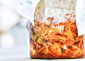En närbild på en glasskål med kimchi
