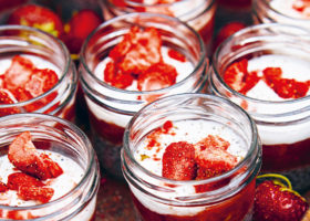 Flera chiapuddingar med jordgubbar på