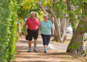 äldre par promenerar