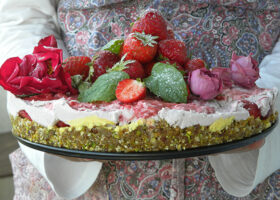 Sommartårta med jordgubbar och rosor