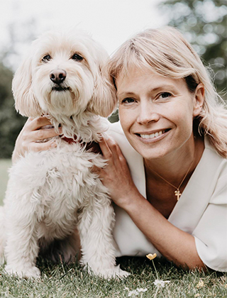 Veterinär Karin Eliasson och hennes hund