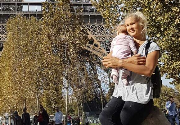 mamma med barn framför Eiffeltornet