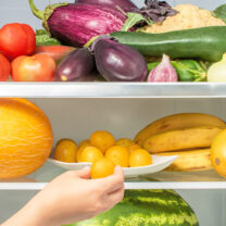 Frukt och grönt i kylskåp