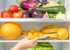 Frukt och grönt i kylskåp