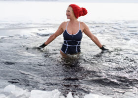Kvinna som kallbadar i isvak
