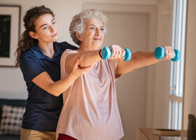 ung kvinna visar äldre hur man tränar