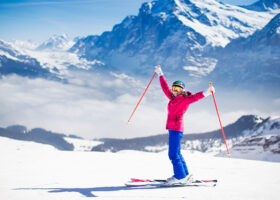 Kvinna på slalomskidor i alperna