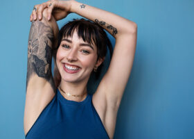 Kvinna med tatuerad arm