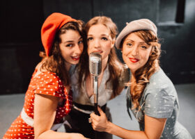 tre flickor sjunger
