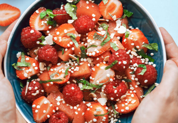 Skål med hallon och jordgubbar