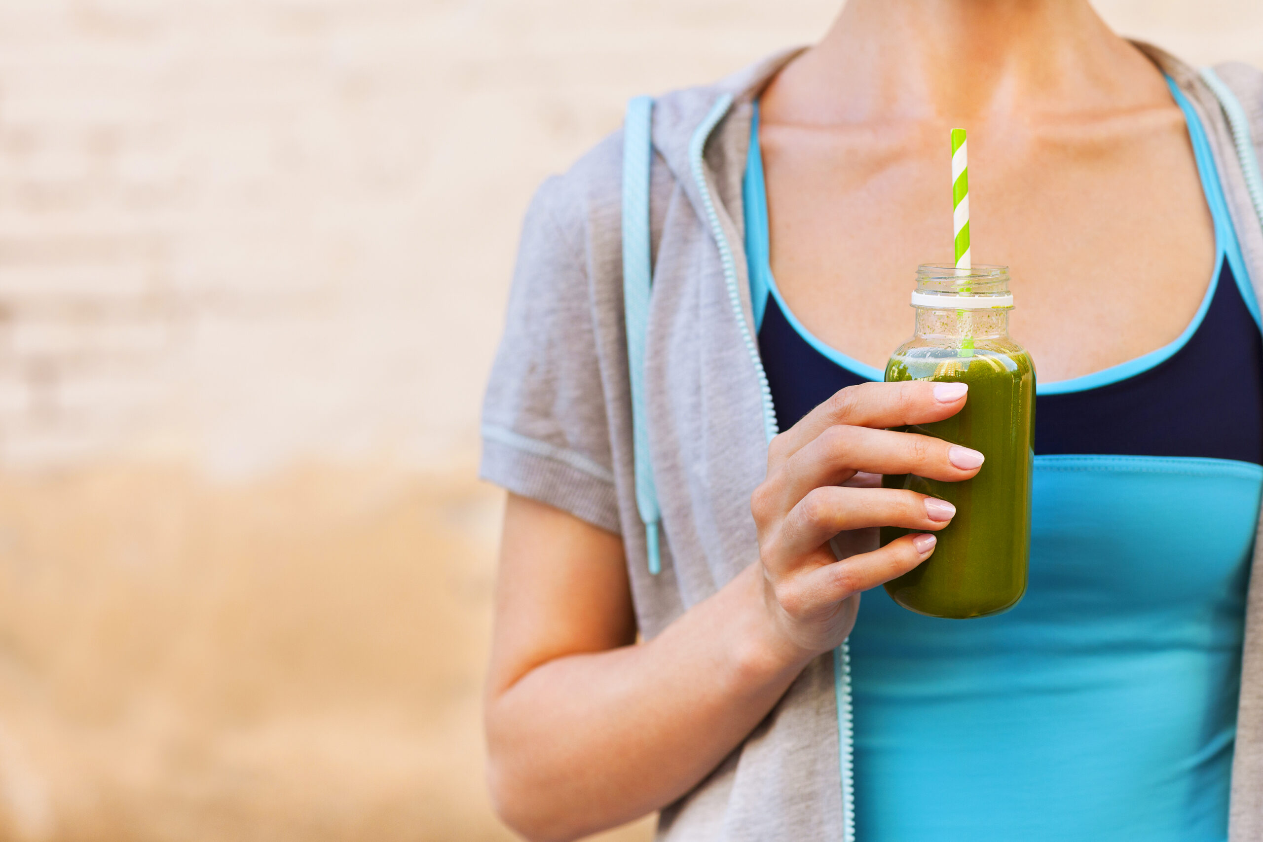 Kvinna dricker grön smoothie