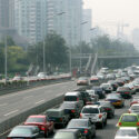 Bilkö i storstad med avgaser