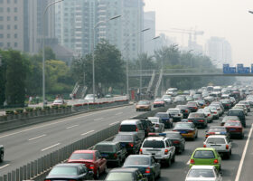 Bilkö i storstad med avgaser