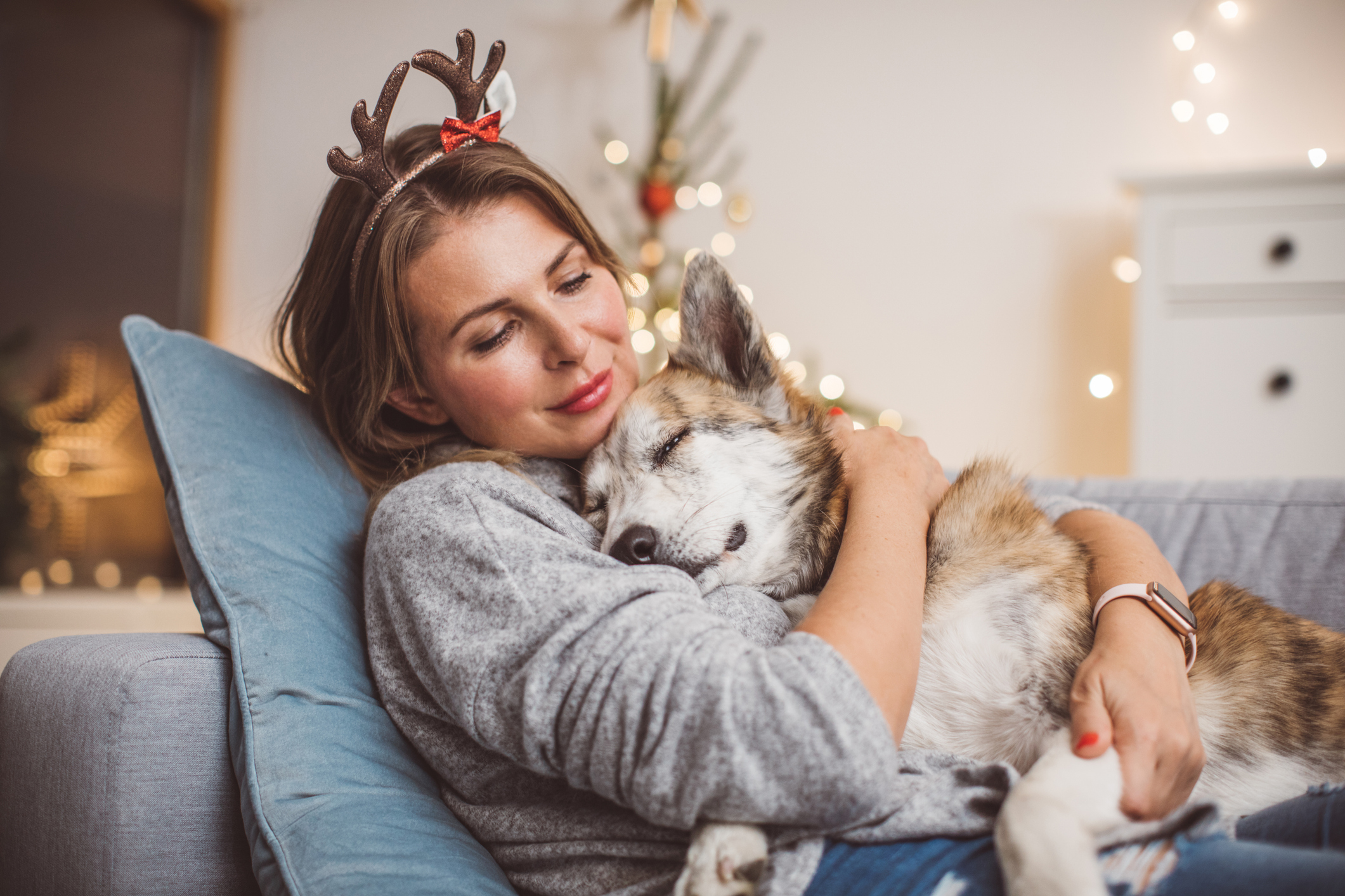 Kvinna kramar sin hund i famnen