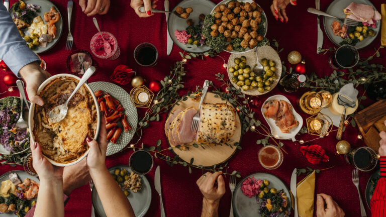 Klassist julbord med julmat fotot ovanifrån