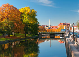 Träd stadspark och kanal i Göteborg