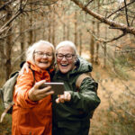 Två äldre kvinnor tar selfies