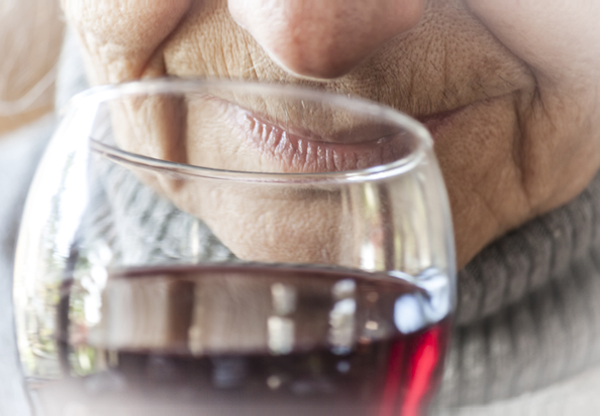Alkoholskadorna – och konsumtionen – ökar bland Sveriges äldre
