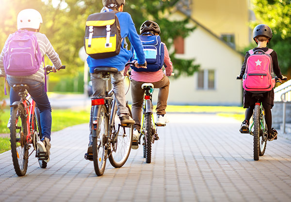 Att promenera eller cykla till skolan mår barn bäst av
