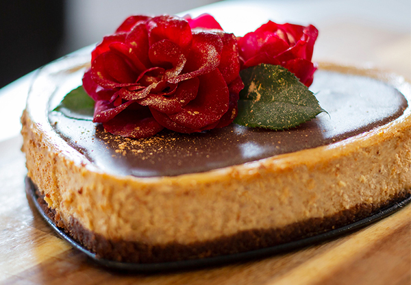 Hjärtformad choklad-cheesecake med rosor på