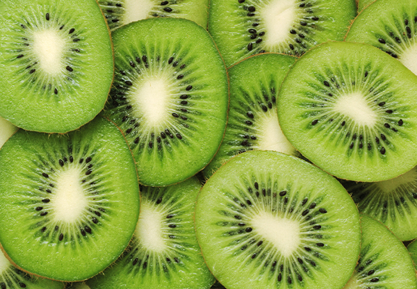 4 skäl att frossa i kiwi – för din hud!