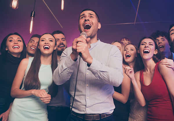 Hög sång ökar risken för smittspridning av covid-19